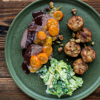 Rehkeule mit Walnuss-Serviettenknödel und Wirsing Rehkeule mit Walnuss-Serviettenknödel und Wirsing