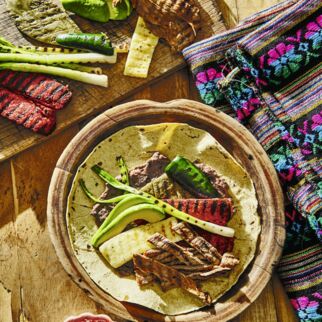 Gegrilltes Rindfleisch mit Beilagen Gegrilltes Rindfleisch mit Beilagen