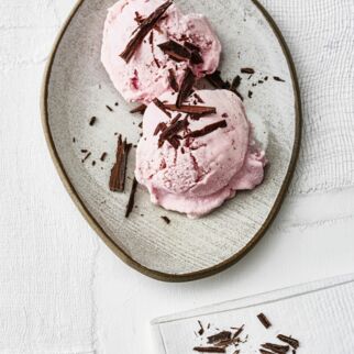 Joghurt-Kirsch-Eis mit Schokosplittern Joghurt-Kirsch-Eis mit Schokosplittern