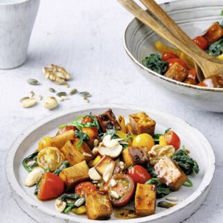 Lauwarmer Tomatensalat mit Barbecue-Tofu Lauwarmer Tomatensalat mit Barbecue-Tofu