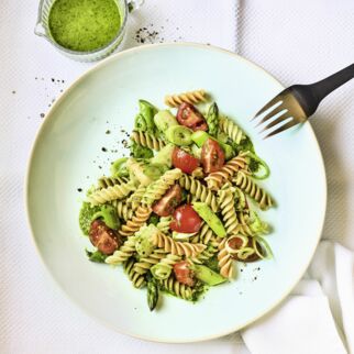 Nudel-Spargel-Salat mit Spinatmarinade Nudel-Spargel-Salat mit Spinatmarinade