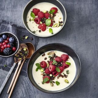Dessert-Hummus mit Schoko und Beeren Dessert-Hummus mit Schoko und Beeren