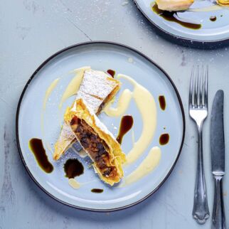 Quitten-Apfel-Strudel mit Vanillesauce und Kürbiskernöl Quitten-Apfel-Strudel mit Vanillesauce und Kürbiskernöl