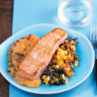Lachssteaks mit Früchtesalsa und Wildreis Lachssteaks mit Früchtesalsa und Wildreis