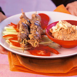 Lammspieße mit Apfel-Erdnuss-Sauce Lammspieße mit Apfel-Erdnuss-Sauce