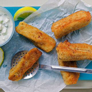 Fischstäbchen mit Apfel-Sellerie-Dip Fischstäbchen mit Apfel-Sellerie-Dip