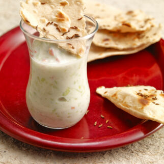 Gurkenraita mit geröstetem Fladenbrot Gurkenraita mit geröstetem Fladenbrot