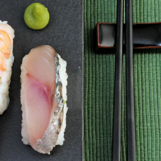 Nigiri-Sushi mit Makrele Nigiri-Sushi mit Makrele