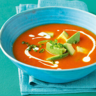 Tomaten-Chili-Suppe mit Avocado Tomaten-Chili-Suppe mit Avocado