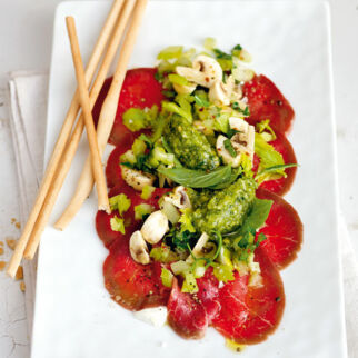 Rinder-Carpaccio mit Champignonsalat und Pestonocke Rinder-Carpaccio mit Champignonsalat und Pestonocke