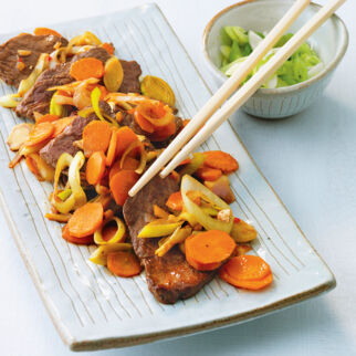 Rindfleisch aus dem Wok mit Möhren und Ingwer Rindfleisch aus dem Wok mit Möhren und Ingwer