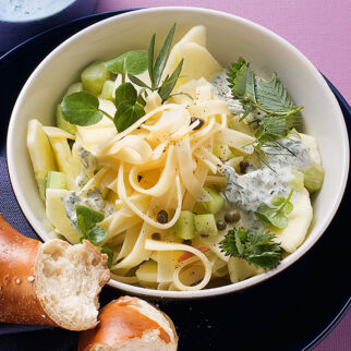 Käsesalat mit Kräutern Käsesalat mit Kräutern