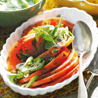 Tomatensalat mit Frühlingszwiebeln Tomatensalat mit Frühlingszwiebeln