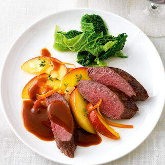 Rehrücken auf Cognac-Äpfeln Rehrücken auf Cognac-Äpfeln