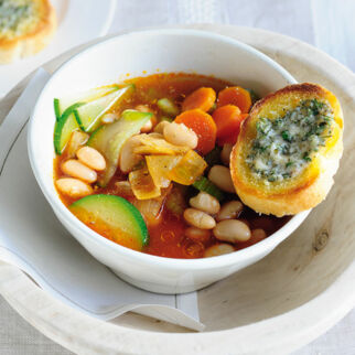 Minestrone mit Parmesan-Crostini Minestrone mit Parmesan-Crostini