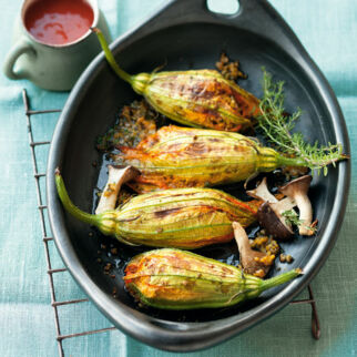 Gefüllte Zucchiniblüten mit Gewürz-Bulgur Gefüllte Zucchiniblüten mit Gewürz-Bulgur