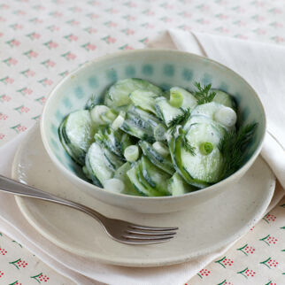 Gurkensalat mit Frühlingszwiebeln Gurkensalat mit Frühlingszwiebeln