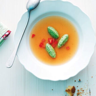 Klare Tomatenbouillon mit Basilikumnockerl Klare Tomatenbouillon mit Basilikumnockerl