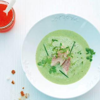Kräuterschaumsuppe mit Räucherforelle Kräuterschaumsuppe mit Räucherforelle