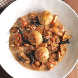 Waldschwammerl à la crème mit Speckknödeln Waldschwammerl à la crème mit Speckknödeln