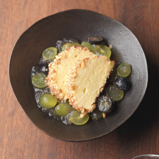 Geeiste Rieslingmousse mit gelierten Vanilletrauben Geeiste Rieslingmousse mit gelierten Vanilletrauben