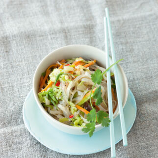 Reisnudeln mit Chinakohl, Möhren und Pilzen Reisnudeln mit Chinakohl, Möhren und Pilzen