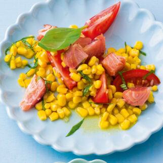 Lachssalat mit Tomaten und Mais Lachssalat mit Tomaten und Mais