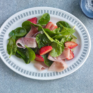 Spinatsalat mit Erdbeeren und Schinken Spinatsalat mit Erdbeeren und Schinken