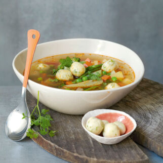 Gemüsesuppe mit Grießnocken Gemüsesuppe mit Grießnocken