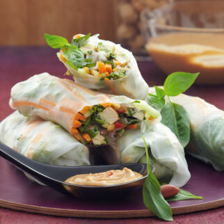 Glücksrollen mit Erdnussdip Glücksrollen mit Erdnussdip