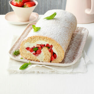 Buchweizen-Biskuitrolle mit Basilikum und Erdbeeren Buchweizen-Biskuitrolle mit Basilikum und Erdbeeren