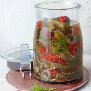 Scharf-saure Gurken mit Peperoni und Zwiebeln Scharf-saure Gurken mit Peperoni und Zwiebeln