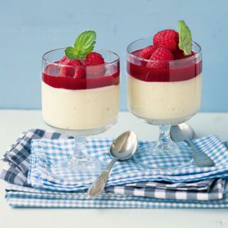 Bayerische Creme mit Himbeersauce Bayerische Creme mit Himbeersauce