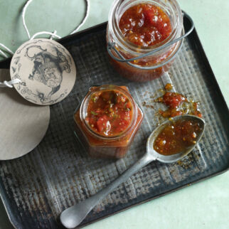 Tomatenkonfitüre mit Chili und Basilikum Tomatenkonfitüre mit Chili und Basilikum