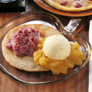 Blini mit Apfelmus und Preiselbeersahne Blini mit Apfelmus und Preiselbeersahne