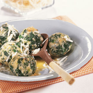 Spinatknödel aus Weißbrot mit Parmesan und Bergkäse - Tiroler Spinatknödel Rezept Südtiroler Spinatknödel