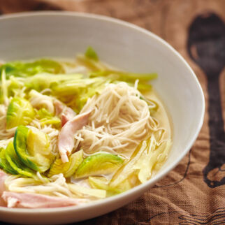 Hühnertopf mit Kohl und Nudeln Hühnertopf mit Kohl und Nudeln