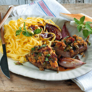 Lamm mit Olivenkruste und Nudeln Lamm mit Olivenkruste und Nudeln