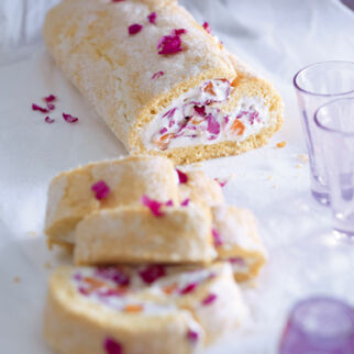 Rosenblüten-Biskuitrolle Rosenblüten-Biskuitrolle