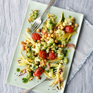 Warmer Kichererbsensalat mit Blumenkohl-Tomaten-Gemüse Warmer Kichererbsensalat mit Blumenkohl-Tomaten-Gemüse