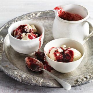 Chili-Macadamianuss-Eis mit Cassis-Feigen Chili-Macadamianuss-Eis mit Cassis-Feigen