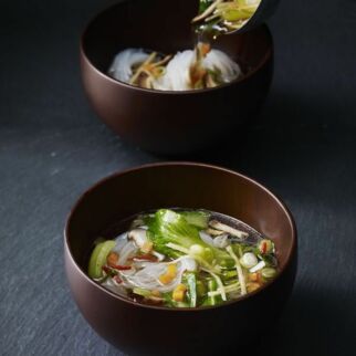 Asiasuppe mit Glasnudeln Asiasuppe mit Glasnudeln