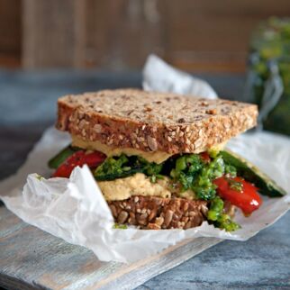 Sandwich mit Hummus und Chimichurri Sandwich mit Hummus und Chimichurri