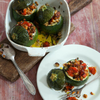 Gefüllte Tempeh-Kräuter-Zucchini Gefüllte Tempeh-Kräuter-Zucchini