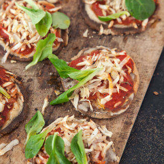 Teff-Minipizzen mit Petersilienwurzel und Postelein Teff-Minipizzen mit Petersilienwurzel und Postelein