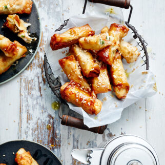 Yufkaröllchen mit Shrimps und zitronigem Bohnenmus Yufkaröllchen mit Shrimps und zitronigem Bohnenmus