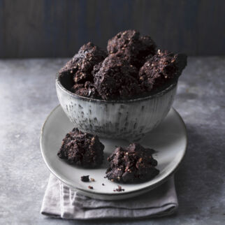 Chocolate-Cookies mit Macadamias und Ahornsirup Chocolate-Cookies mit Macadamias und Ahornsirup