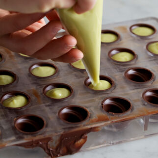 Gefüllte Pralinen selber machen Hohlkörper füllen und verschließen Schritt 1 Gefüllte Pralinen selber machen Hohlkörper füllen und verschließen Schritt 1