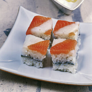 Schicht-Sushi mit Seewolf und Lachsforelle Schicht-Sushi mit Seewolf und Lachsforelle