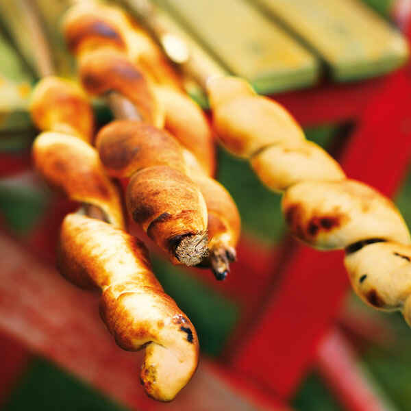 Stockbrot mit Knoblauch Rezept | Küchengötter